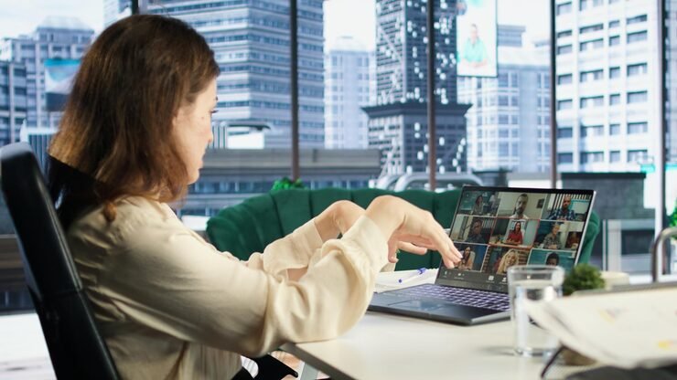 ambitious influential businesswoman mentors young professionals_482257 124797